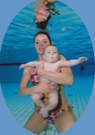 Barbara beim Babyschwimmen