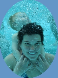 Claudia beim Babyschwimmen