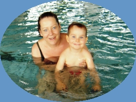 Claudia beim Babyschwimmen