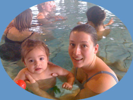 Veronika beim Babyschwimmen